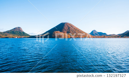 榛名山、榛名湖、榛名山富士(秋季) 榛名山、榛名湖、榛名山富士(秋季) 132197327
