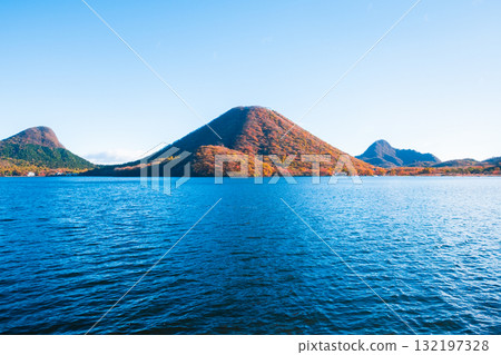 榛名山、榛名湖、榛名山富士（秋季） 132197328