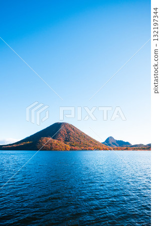 榛名山、榛名湖、榛名山富士(秋季) 榛名山、榛名湖、榛名山富士(秋季) 132197344