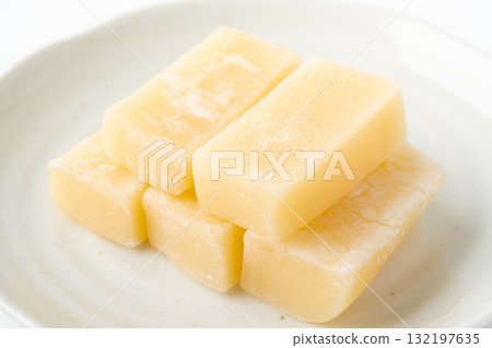 盤子裡的奶油麻糬（秋田當地糖果）的特寫 132197635