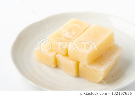 盤子裡的奶油麻糬(秋田當地糖果)的特寫 盤子裡的奶油麻糬(秋田當地糖果)的特寫 132197636