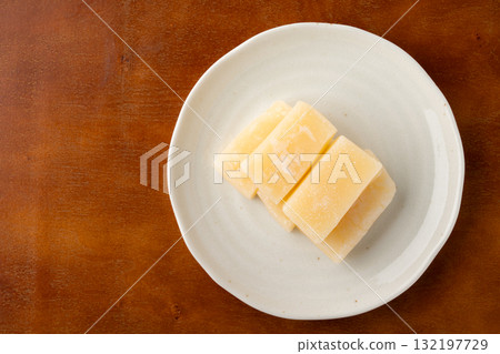 奶油麻糬（秋田當地特色糕點）盛放在盤子裡 132197729
