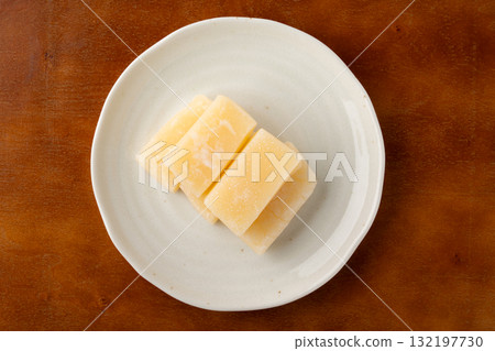 奶油麻糬（秋田當地特色糕點）盛放在盤子裡 132197730