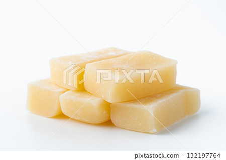 奶油麻糬（秋田當地甜點）白色背景 132197764