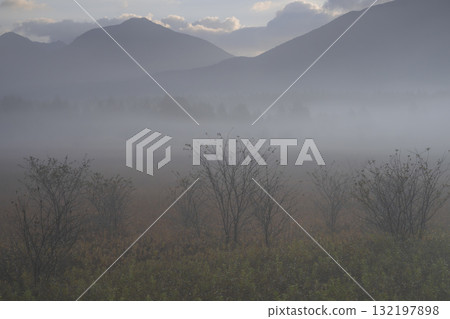 Mountains shrouded in morning mist Mountains shrouded in morning mist 132197898