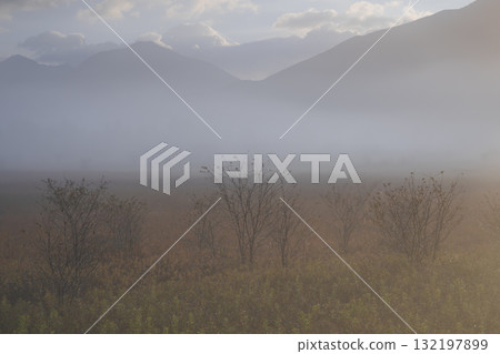透過雲層看到的山脈 透過雲層看到的山脈 132197899