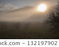 清晨的陽光照耀著山，晨霧閃爍 132197902