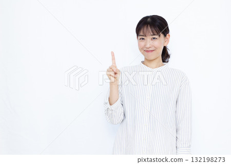 指著手指的女人 132198273