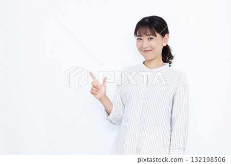 指著手指的女人 132198506
