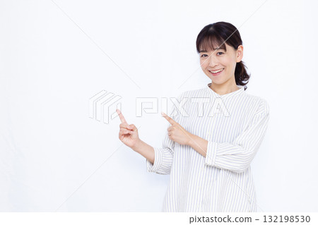 woman pointing finger woman pointing finger 132198530