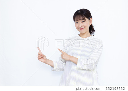 指著手指的女人 132198532