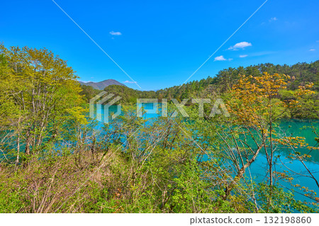 從福島縣山郡西邊的散步道望去，春天的毘沙門湖（五色沼）的休息區和東南側 132198860