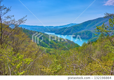 福島縣北鹽原村的新鮮綠意。從磐梯吾妻湖線三湖樂園（小野川湖、八森山、檜原湖等）眺望的西部景色。 132198864
