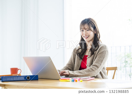 Woman, PC, Telework, Remote Work 132198885