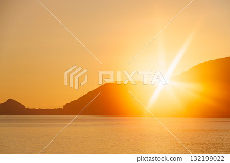 I watched the sunset from the beach at the tip of the cape. There were many uninhabited islands offshore. There were also tourists sitting in rows. 132199022