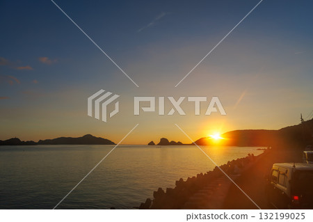 I watched the sunset from the beach at the tip of the cape. There were many uninhabited islands offshore. There were also tourists sitting in rows. 132199025