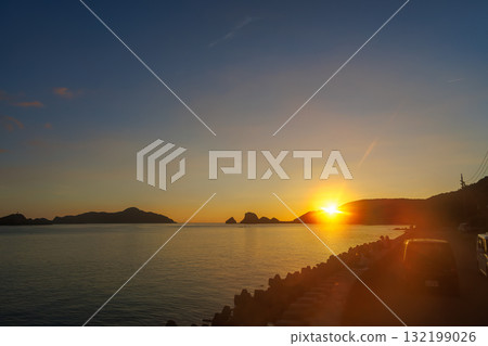 我在海角盡頭的沙灘上看著日落。近海有許多無人居住的島嶼，還有成排坐著的遊客。 132199026