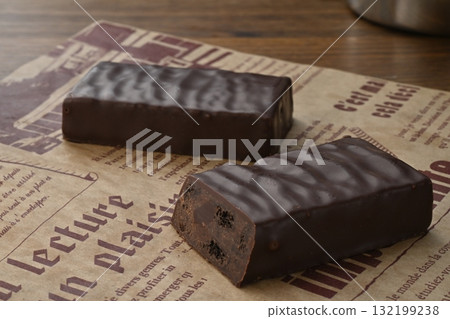 黑雷濕潤濃鬱的巧克力蛋糕 132199238