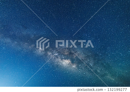 在座頭鯨雕像旁的海灘上拍攝的長曝光星空照片。銀河和流星清晰可見。港口裡可以看到漁船和其他東西。座間味島 在座頭鯨雕像旁的海灘上拍攝的長曝光星空照片。銀河和流星清晰可見。港口裡可以看到漁船和其他東西。座間味島 132199277