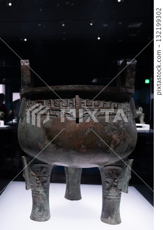 上海博物館東館青銅器展品-西周成王 德鼎 132199302