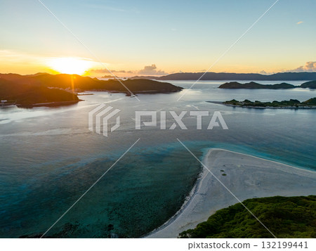 從座間味港用無人機拍攝慶良間群島的日出。沖繩縣島尻郡慶良間群島座間味島座間味港 從座間味港用無人機拍攝慶良間群島的日出。沖繩縣島尻郡慶良間群島座間味島座間味港 132199441