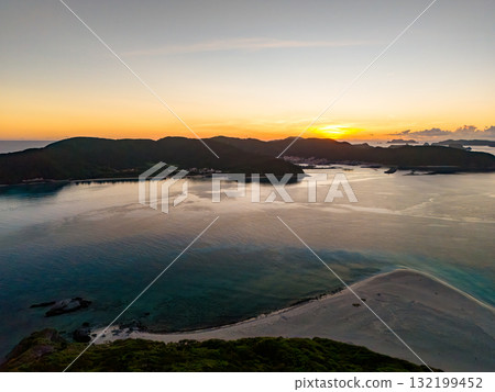 從座間味港用無人機拍攝慶良間群島的日出。沖繩縣島尻郡慶良間群島座間味島座間味港 132199452