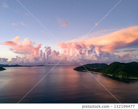 從座間味港用無人機拍攝慶良間群島的日出。沖繩縣島尻郡慶良間群島座間味島座間味港 從座間味港用無人機拍攝慶良間群島的日出。沖繩縣島尻郡慶良間群島座間味島座間味港 132199477