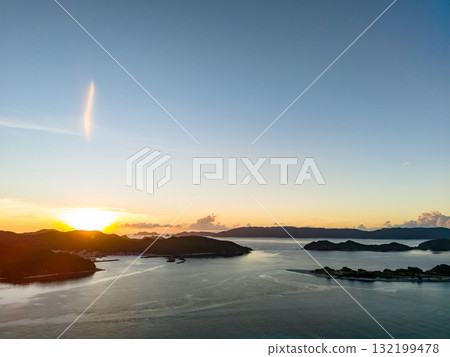 從座間味港用無人機拍攝慶良間群島的日出。沖繩縣島尻郡慶良間群島座間味島座間味港 從座間味港用無人機拍攝慶良間群島的日出。沖繩縣島尻郡慶良間群島座間味島座間味港 132199478