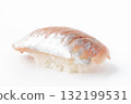 白色背景的竹莢魚握壽司 132199531