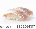 白色背景的竹莢魚握壽司 132199567