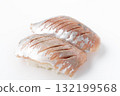 白色背景的竹莢魚握壽司 132199568