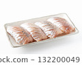 白色背景盤上的竹莢魚握壽司 132200049