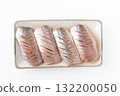 白色背景盤上的竹莢魚握壽司 132200050
