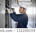 電工在中央控制室檢查和維修電氣設備 132200159