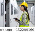 電工在中央控制室檢查和維修電氣設備 132200160