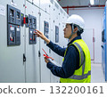 電工在中央控制室檢查和維修電氣設備 132200161
