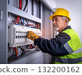 電工在中央控制室檢查和維修電氣設備 132200162