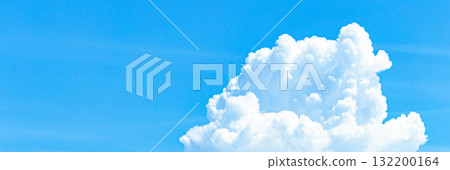 A simple landscape of a refreshing blue sky and white clouds 132200164