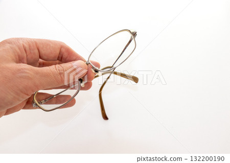 用手指捏住眼鏡鼻樑 132200190