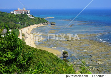 碧海藍天,海岸邊的兩塊岩石。十月,沖繩本島。知念岬公園,303號夫婦岩與菇岩 碧海藍天,海岸邊的兩塊岩石。十月,沖繩本島。知念岬公園,303號夫婦岩與菇岩 132200468