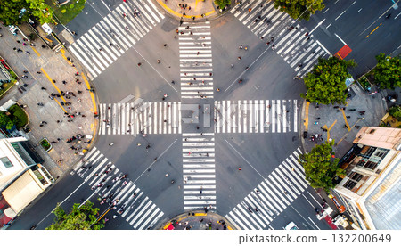從上方看繁忙的十字路口 132200649
