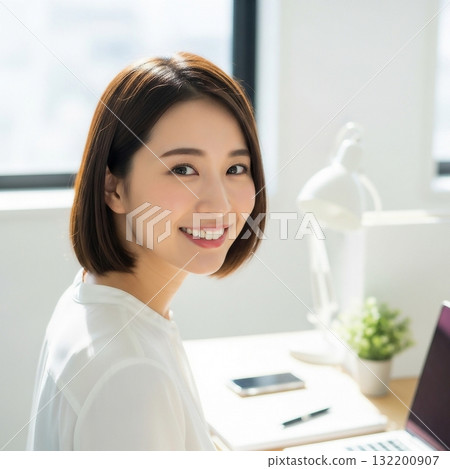 日本年輕女性在辦公室做案頭工作 132200907