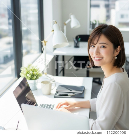 日本年輕女性在辦公室做案頭工作 132200908