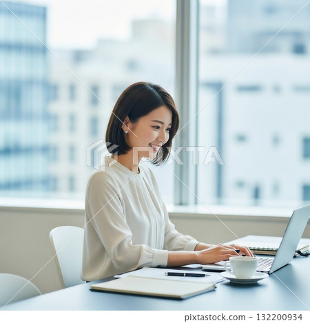 日本年輕女性在辦公室做案頭工作 132200934