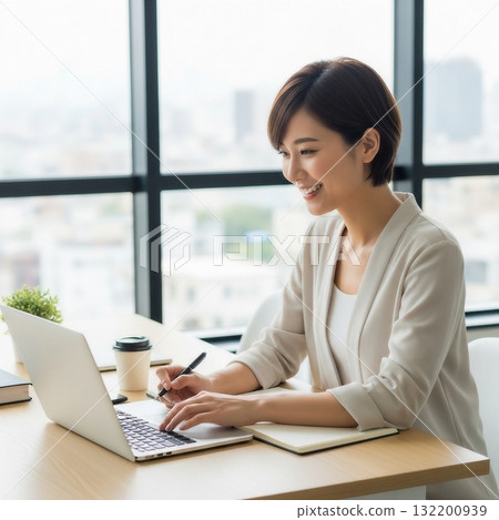 日本年輕女性在辦公室做案頭工作 日本年輕女性在辦公室做案頭工作 132200939