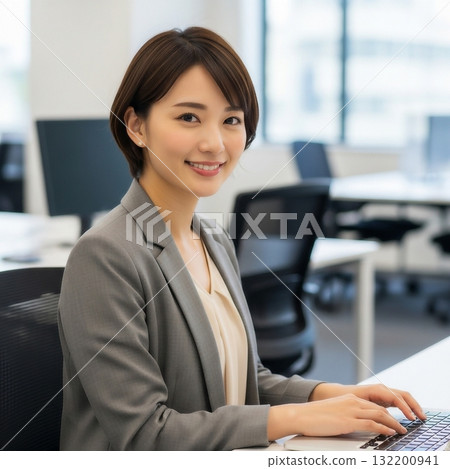 日本年輕女性在辦公室做案頭工作 日本年輕女性在辦公室做案頭工作 132200941