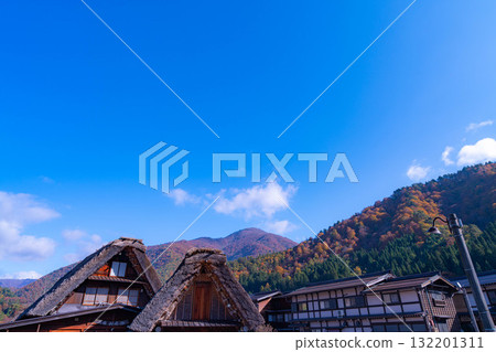 [World Heritage Site] Shirakawa-go in full autumn color [Gifu Prefecture] 132201311