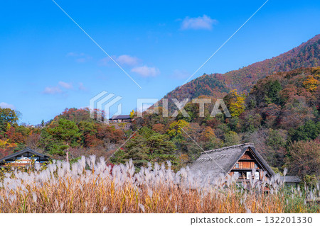 [World Heritage Site] Shirakawa-go in full autumn color [Gifu Prefecture] 132201330