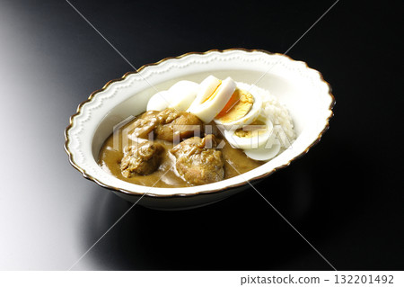 黑色背景中的雞肉咖哩和水煮蛋 黑色背景中的雞肉咖哩和水煮蛋 132201492