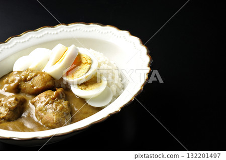 黑色背景中的雞肉咖哩和水煮蛋 132201497